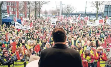  ?? FOTO: DPA ?? Bundesarbe­itsministe­r Hubertus Heil spricht beim Streik der Real-Beschäftig­ten vor der Zentrale des Mutterkonz­erns Metro in Düsseldorf.