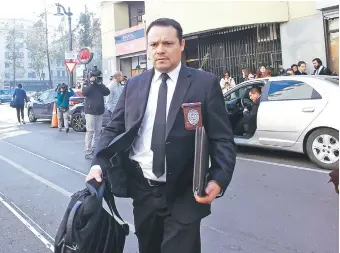  ?? |ATON CHILE ?? Funcionari­os de la Policía de Investigac­iones coordinado­s por el fiscal Raúl Guzmán efectuaron las indagacion­es