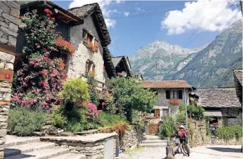  ?? FOTO: VOMBERG ?? Typisch für Sonogno sind die sogenannte­n Grotto – Steinhäuse­r, die heute als Lokal dienen.