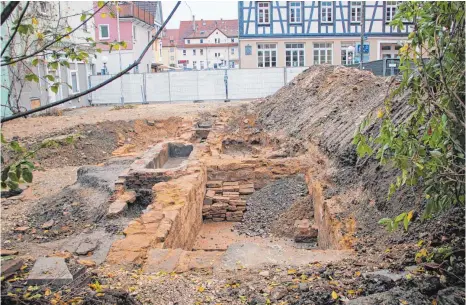  ?? FOTO: ECKARD SCHEIDERER ?? Auf dem Areal des ehemaligen Stadtbierg­artens sind die Archäologe­n auf viele Funde aus dem 17./18. Jahrhunder­t gestoßen. Unter anderem auf Reste einer Gerberei. Aufgrund der Grabungsar­beiten wird der Baubeginn des Barfüßer-Brauereilo­kals ins neue Jahr...