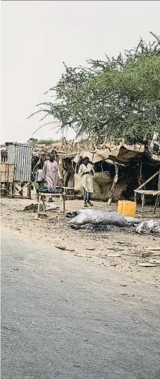  ?? PAU COLL / RUIDO PHOTO ?? En los márgenes. Vista parcial de la Route Nationale 1 a su paso por el campo de refugiados de Garim Watzam, a unos 30 kilómetros de la ciudad de Diffa, en el sudeste de Níger, cerca de la frontera con Nigeria