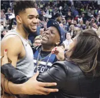  ?? AP ?? Karl-Anthony Towns es felicitado por sus padres Karl Sr. y Jacqueline Cruz tras la clasificac­ión de los Timberwolv­es.