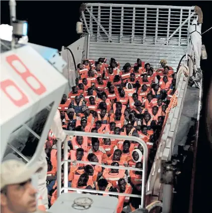  ?? AP ?? En viaje. Una imagen de los inmigrante­s del barco Acquarius en su marcha hacia las costas europeas.