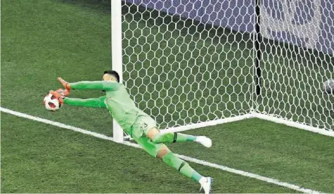  ?? AFP ?? Danijel Subasic hechtet nach dem Ball: Sein Kroatien setzte sich gegen Dänemark auch erst im Penaltysch­iessen durch.