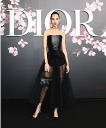  ??  ?? Kiko Mizuhara mengenakan korset bahan kulit sebagai atasan, dipadu dengan rok
tulle Dior.