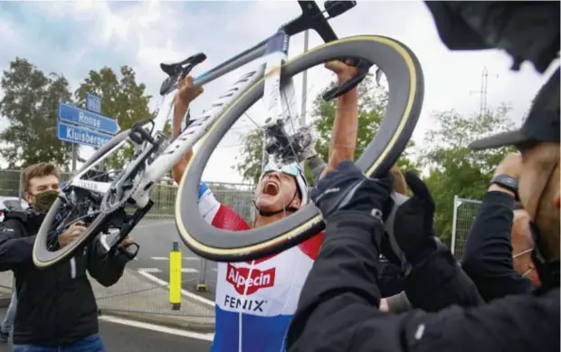  ?? FOTO PHOTO NEWS ?? De ploegmaats van Mathieu ‘Matje’ van der Poel reconstrue­ren hun Ronde, van de vroege vlucht tot de Duvels in het teamhotel.