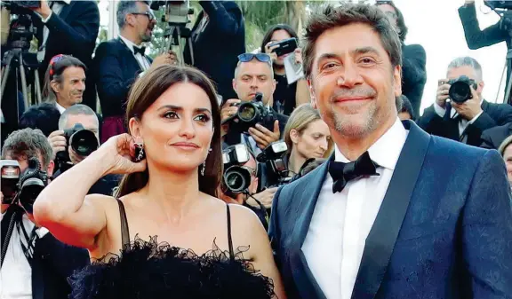  ??  ?? Sposi Penélope Cruz (44 anni) e Javier Bardem (49) alla cerimonia di apertura. I due attori, sposati dal 2010, sono protagonis­ti di «Todos lo saben-everybody knows» di Asghar Farhadi