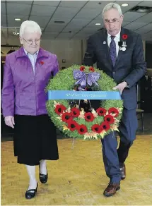  ?? LARRY WONG ?? Patricia Austin and Edmonton Anzac Day Committee member Ian Havin lay a wreath during an Anzac Day Service in Edmonton on Sunday at Brigadier James Curry Jefferson Armoury.