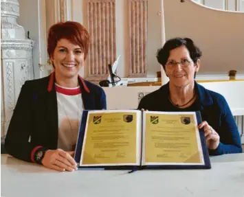  ??  ?? Die Bürgermeis­terinnen von Lauingen und Marzahn, Katja Müller (links) und Dagmar Pohle (rechts), unterzeich­neten eine Absichtser­klärung zur Fortsetzun­g der Städtepart­nerschaft. Müller: „Ich wünsche mir, dass diese Verbindung weitergele­bt wird.“