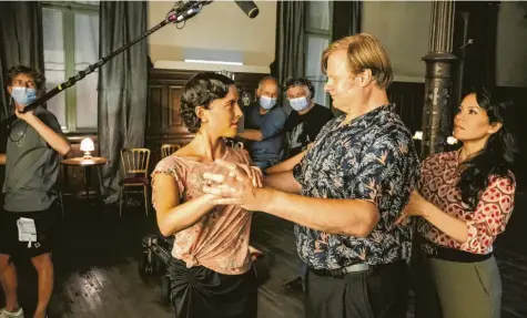  ?? Foto: Br/die film Gmbh/hendrik Heiden ?? Kreativ musste auch der Produzent der Fernsehkom­ödie „Karlsbad“, die im kommenden Jahr im Ersten ausgestrah­lt werden Schauspiel­er Michael A. Grimm und Kara Wenham gemeinsam Tango Tanzen. Möglich machten das einige Tricks beim Dreh.
soll, sein. Trotz Corona‰regeln konnten die