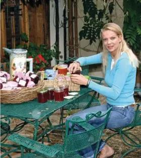  ?? ?? BARATTOLI IN REGALO
La principess­a Helene di Jugoslavia, 60, prepara della marmellata nella sua casa in Normandia.