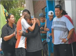  ?? TELAM ?? DOLOR. Familiares de las chicas en la puerta de la Comisaría 1ª.