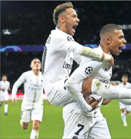  ??  ?? ALEGRÍA PARISINA. Neymar celebra alborozado con Mbappé el gol que marcó y que ponía en clara ventaja en el marcadoral PSG.