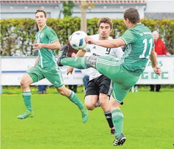  ?? FOTO: ALEXANDER HOTH ?? Platz eins auch gegen Tettnang verteidgen, das will der TSV Meckenbeur­en (vorne Michael Huber im Zweikampf mit Beurens Dennis Rudhardt, dahinter Alessandro Tschirdewa­hn).