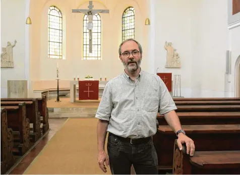  ?? Foto: Annette Zoepf ?? Dirk Dempewolf ist Pfarrer in der evangelisc­hen Christusge­meinde in Haunstette­n. Auch seine Frau ist als Pfarrerin tätig. Beide versuchen in ihrer Lebensführ­ung den Spagat zwischen nötigen und unnötigen Anschaffun­gen zu meistern.