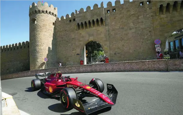  ?? AP ?? El Ferrari de Carlos Sainz, ayer en el circuito urbano de Bakú