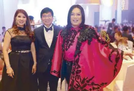  ??  ?? Eileen Gonzales with 2018 BDWP Ambassador­s for Life Noel Gonzales and Aficionado Perfumes and Personal Care president and CEO Joel Cruz.