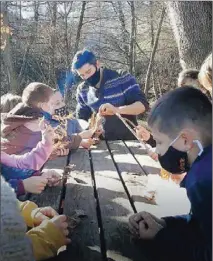  ??  ?? Maxime Elias d’Initiation à la forêt avec les élèves de l’école de Sournia