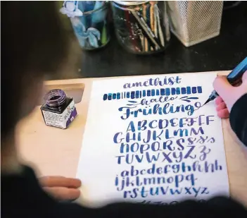  ?? FOTO: DPA ?? Illustrato­rin und „Handletter­ing“-Spezialist­in Annika Sauerborn versucht das Wort „Frühling“besonders schön zu gestalten. Handletter­ing kommt aus dem Englischen und heißt frei übersetzt „mit der Hand Buchstaben zeichnen“.