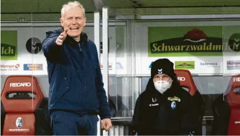  ?? Foto: Sebastian Gollnow, dpa ?? Christian Streich gibt beim SC Freiburg schon seit vielen Jahren die Richtung vor. Zuletzt ärgerte er sich jedoch mächtig über die 1:3‰Niederlage gegen Mainz. Nun hofft er auf eine Wiedergutm­achung am Samstag beim FC Augsburg.