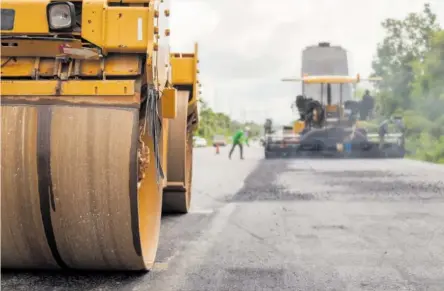  ?? GETTY IMAGES ?? Trabajador­es en la construcci­ón de una carretera.