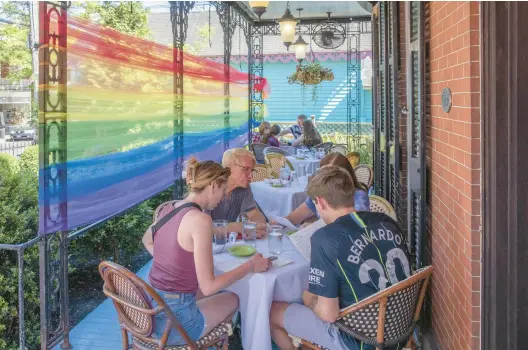  ?? TONY CENICOLA/THE NEW YORK TIMES PHOTOS ?? Rainbow tulle wraps Under the Moon, a Spanish-focused restaurant in Lambertvil­le, New Jersey.