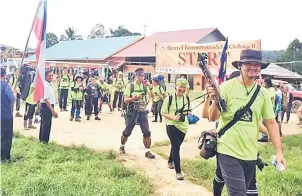  ??  ?? TERUJA: Para peserta memulakan cabaran penerokaan tanah tinggi HoB.