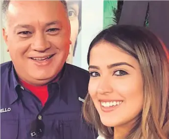  ??  ?? ÁLBUM. El líder chavista Diosdado Cabello y su hija Daniella Cabello aparecen en una foto en la red social Twitter. Ella fue deportada por EEUU, según informes.