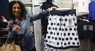  ??  ?? Fortitudo, festa a pois al PalaDozza La «Notte biancoblù» ha presentato ieri la Fortitudo ai suoi tifosi. Grande curiosità per la maglia ufficiale, disegnata a pois. La serata è andata in diretta su Trc, nuova tv ufficiale della Effe (che si aggiunge...