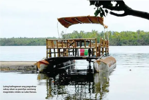  ??  ?? Laing kalingawan ang pagsakaysa­kay uban sa pamilya samtang magrelaks-relaks sa Lake Danao.