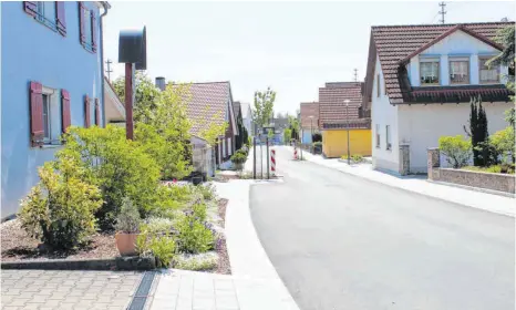  ?? FOTO: BLAUHUT ?? Eine der fünf Bauminseln, die den Autoverkeh­r in der Forststraß­e beruhigen soll.