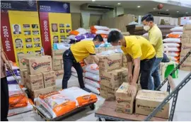  ?? PHOTOGRAPH BY YUMMIE DINGDING FOR THE DAILY TRIBUNE @tribunephl_yumi ?? MEMBERS of the FCCII arrange relief packs that are set to be distribute­d to the Filipino-Chinese community as part of the Filipino-Chinese Calamity Fund project.