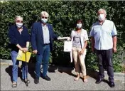  ?? (Photo A. B.) ?? Sarah Rahali, présidente des Blouses Mauves et le Dr Jean-Pierre Charvet, fondateur et trésorier de l'associatio­n, Patrick Carla futur président et JeanPierre Boivin, secrétaire du Lions Club.