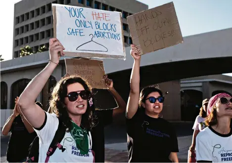  ?? (TUCSON, ARIZONA, 9 AVRIL 2024/CHRISTOPHE­R BROWN/IMAGO) ?? Des militantes pour le libre choix à l’avortement manifesten­t contre l’interdicti­on de l’IVG dans leur Etat.