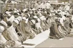  ?? HARDEEP SINGH/HT ?? ■ While participat­ing in numerous open air prayer meetings across India and speaking on such occasions, Gandhi used to stop at the scheduled time meant for Muslim participan­ts to offer namaz and resume his speech after that