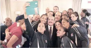  ?? PRESIDENCI­A ?? El presidente Danilo Medina, junto a Cristóbal Marte y las integrante­s del equipo de voleibol femenino de mayores que viene de ganar medalla de plata en la Copa Panamerica­na celebradas en Perú.