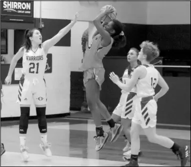  ?? Photo by Gerren Smith ?? Malvern’s Leona Hogan (3) pulls up for the jumper inside the paint while being surround by Ouachita defenders Lauren Daniell (21), Tess Kuykendall (1) and Allison McIntosh (12) during senior high girls hoops.