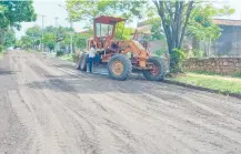  ?? ?? Obra que mezcla restos de asfalto con ripio sobre la calle Independen­cia Nacional entre Palma y Estrella de Tobatí.