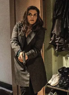  ?? FOTO: DPA ?? Kommissari­n Nina Petersen (Katharina Wackernage­l) betritt die Wohnung einer Kollegin. Diese fühlt sich beobachtet.
