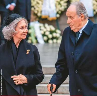  ??  ?? Sofi y Juanito, como se llaman cuando están en las buenas, en Luxemburgo el año pasado. Con Corinna fuera del camino, la reina empezó a acercarse de nuevo a su esposo, pero el revés del escándalo de corrupción los ha vuelto a separar.