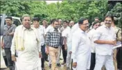  ??  ?? ■ Former Karnataka CM Siddaramai­ah (left) arrives for the first coordinati­on committee meeting in Bengaluru on Thursday. ARIJIT SEN/HT