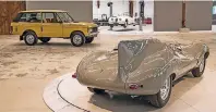 ?? FOTO: CRAIG PUSEY ?? Im Vordergrun­d ist ein legendärer Jaguar D-Type zu sehen. Im Hintergrun­d erhalten Kunden Einblick in die Werkstatt.