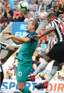  ?? PARNABY
FOTO: AFP / LEHTIKUVA / LINDSEY ?? ■Harry Kanes Tottenham var starkare än Jamaal Lascelles och DeAndre Yedlins Newcastle i Premier League-premiären.