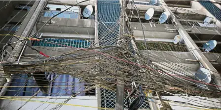  ?? — AFP ?? Electrical eyesore: Loose wires from a generator supplying homes with electricit­y to supplement the poor public power grid in a Baghdad neighbourh­ood.