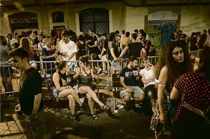  ?? ANA JIMÉNEZ ?? Les aglomeraci­ons, com aquestes a la plaça Raspall, són habituals a les festes de Gràcia d’aquest any, com si la pandèmia ja hagués quedat del tot enrere