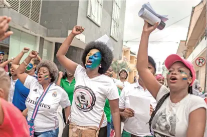  ?? FOTOS EL MURCY ?? Los líderes organizado­res de la marcha dicen que lograron el apoyo de miles de personas, entre las que estaban comerciant­es, transporta­dores, estudiante­s y campesinos.