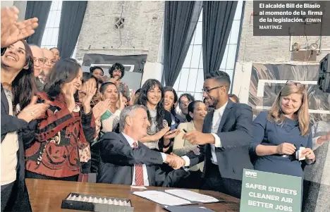  ?? MARTÍNEZ /EDWIN ?? El alcalde Bill de Blasio al momento de la firma de la legislació­n.