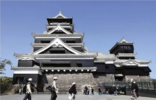  ?? The Yomiuri Shimbun ?? The towers of Kumamoto Castle in Chuo Ward, Kumamoto, on Tuesday