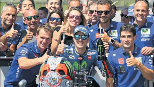  ??  ?? FELICIDAD. Maverick Viñales celebra junto a sus mecánicos de Yamaha en el circuito de Mugello, la primera posición conseguida en la clasificac­ión del Gran Premio de Italia.