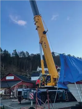  ?? JOHNSEN FOTO: ØYVIND WUNDERBAUM ?? STOR KRANBIL: Under den omfattende operasjone­n krevdes det en stor kranbil for å få flyttet båten og få den på land.